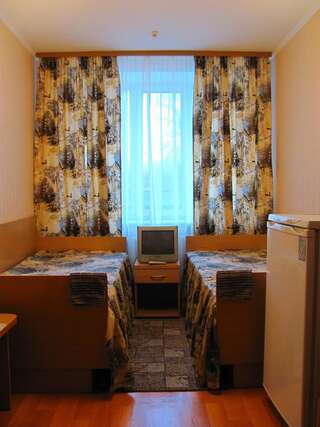 Отель Отель Славянск Славянск Двухместный номер эконом-класса с 2 отдельными кроватями, общей ванной комнатой и туалетом-1