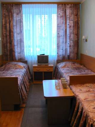 Отель Отель Славянск Славянск Трехместный номер эконом-класса с общей ванной комнатой и туалетом-4