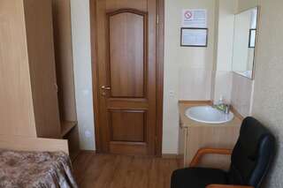 Отель Отель Славянск Славянск Одноместный номер эконом-класса с общей ванной комнатой и туалетом-1